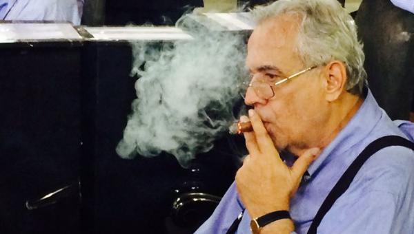 Eurico fuma charuto nas eleies do Vasco: Doriva definiu vascano como personagem