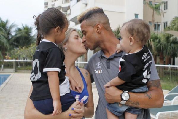 Rafael Silva comemora ao lado da sua famlia