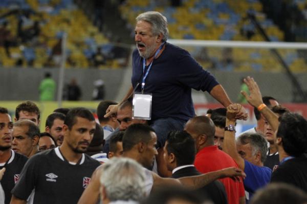 Jos Luis Moreira festeja ttulo estadual no Maracan