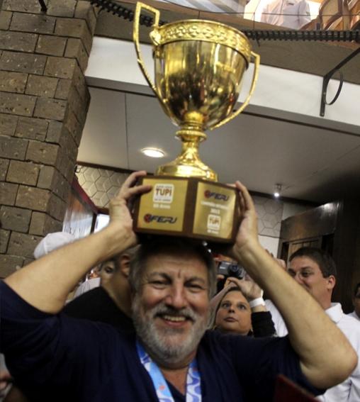 Vice-presidente de futebol exibe taa do estadual