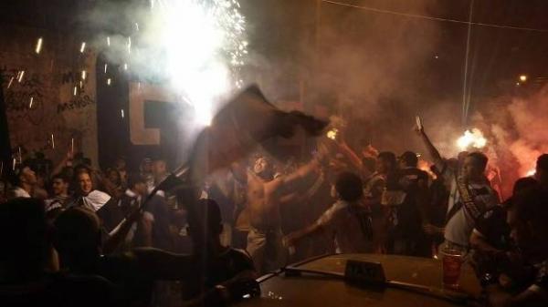Torcedores se reuniram na porta de So Janurio para comemorar, mas festa terminou em briga