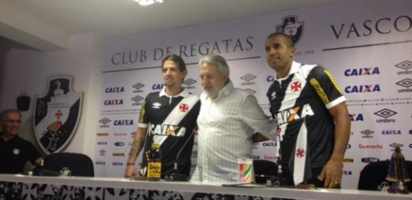 Diguinho e Julio Cesar so apresentados pela diretoria do Vasco, em So Janurio