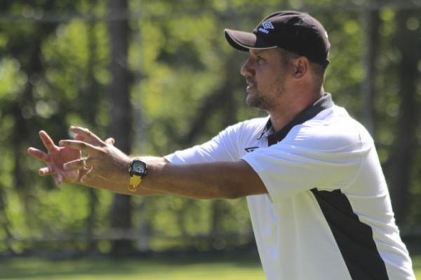 Mario Jorge orientando seus comandados