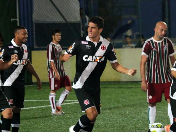 Vasco marcou trs vezes e garantiu a classificao para a semifinal
