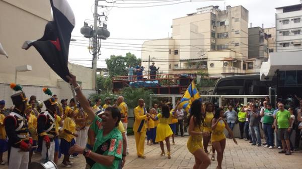 Cerimnia teve banda do exrcito, samba e at Bee Gees