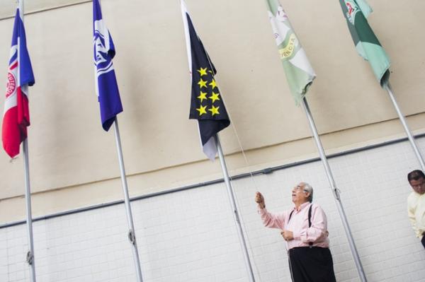 Presidente Eurico recolocando a bandeira do Vasco no topo