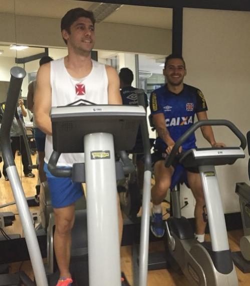Fellype Gabriel (esq) no Vasco