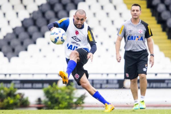 Guiazu bate na bola durante treinamento em So Janurio