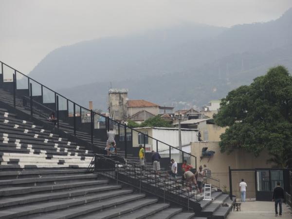 Alambrado de So Janurio sendo retirado nesta ltima sexta-feira