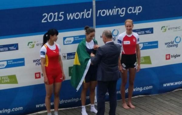 Fabiana recebe o ouro em Bled