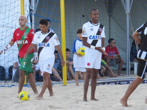 Jorginho (com a bola) marcou o terceiro gol da partida