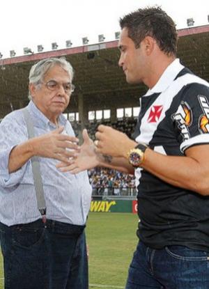 Falco foi apresentado com pompas de craque. O jogador recebeu a camisa do Vasco no gramado de S. Janurio das mos de Eurico Miranda