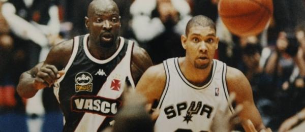 O piv� Jos� Vargas na final do Mundial contra o San Antonio Spurs em 1999