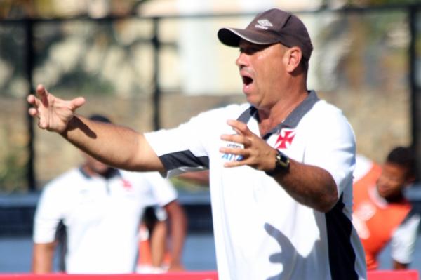 Marcus Alexandre orientando equipe sub-17
