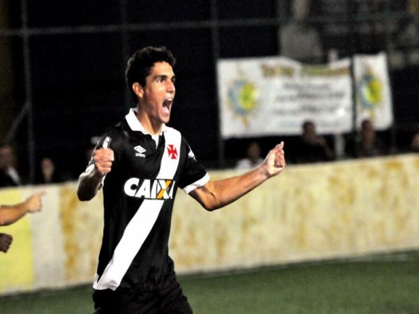 Arthur marcou seu segundo gol de cabea em dois jogos