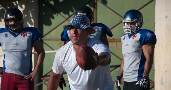 O coach AJ Flores orienta os vascanos no Training Camp