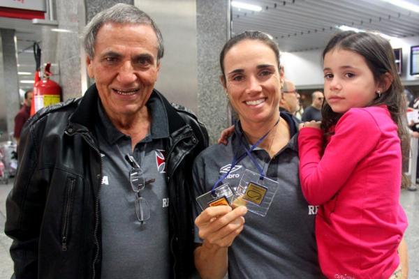 Vice-Presidente de Desportos Nuticos Antnio Lopes, Fabiana Beltrame e sua filha Alice no Galeo