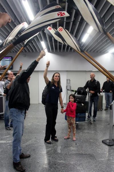 Remadores do Vasco fizeram um corredor com os remos para Fabiana passar