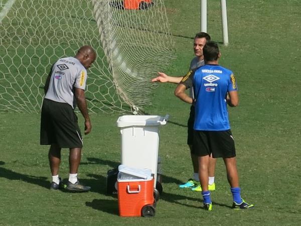 Doriva conversa com Jackson Caucaia no gramado de So Janurio nesta tera-feira