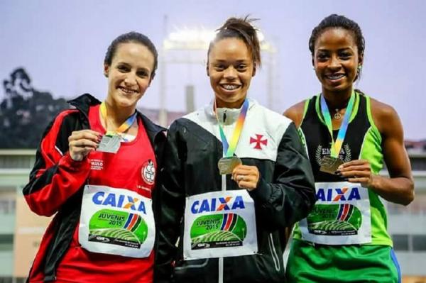 Evelyn de Paula (ao centro) no pdio do Brasileiro de Juvenis