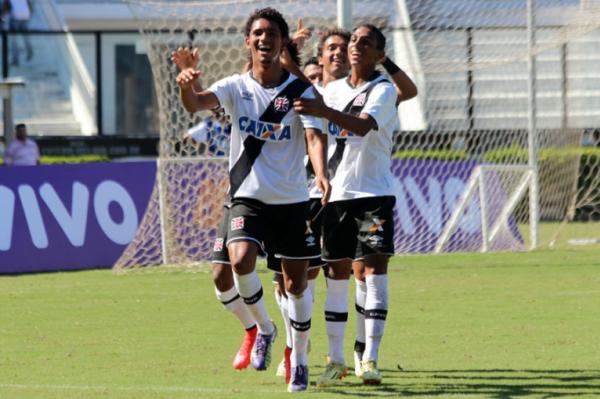 Douglas Luiz puxou o 'trem-bala' em So Janurio