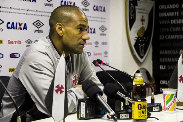 Zagueiro conversou com jornalistas nesta sexta