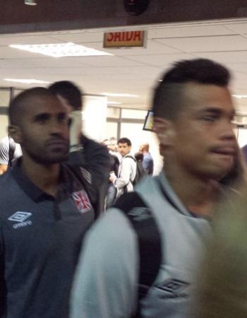 Com Bernardo  frente, Julio Cesar desembarca com o grupo do Vasco em Florianpolis