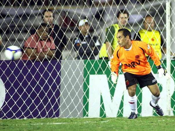 Edmundo atuando como goleiro