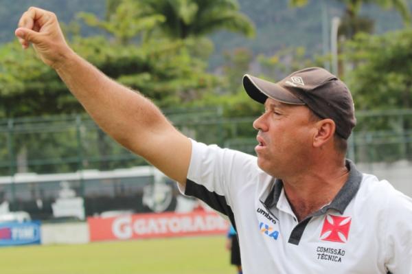 Marcus Alexandre orientando jogadores na Gvea