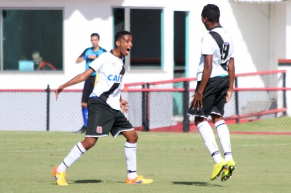Miranda e Victor Csar comemoram primeiro gol vascano