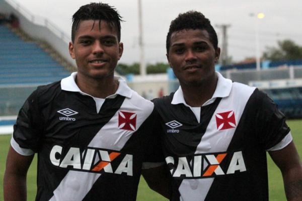 Evander e Emerson posam para foto no Estdio Moarcyzo