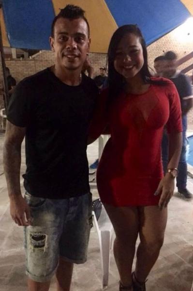 O meia Bernardo posa com uma f na comemorao de seu aniversrio