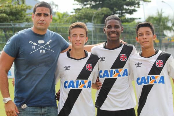 lvaro Miranda (manager das categorias de base) ao lado de Caio, Lucas e Tonetti