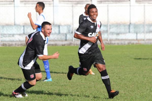 Emerson Carioca comemora primeiro gol da partida