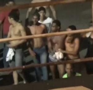 Jefferson  auxiliado por outro torcedor aps se acidentar com rojo