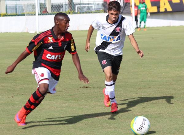 Lucas Vitor marcando jogador rubro-negro no clssico