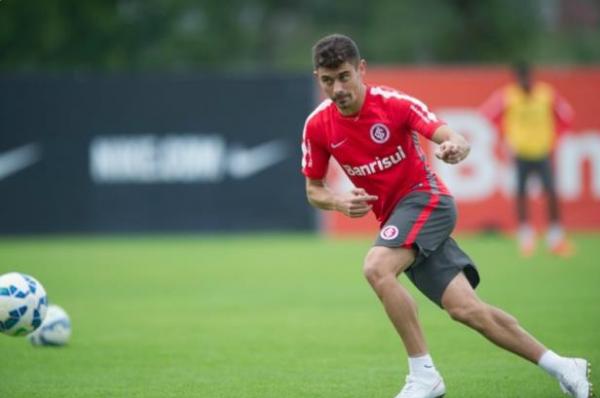 Alex fez brincadeira em treino do Inter