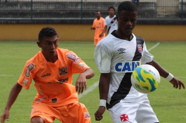 Robinho infernizou a defesa do Nova Iguau em Los Larios