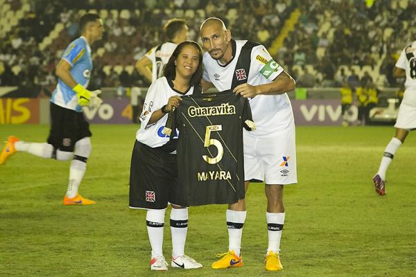 Mayara Mires recebeu camisa oficial das mos do volante Guiazu