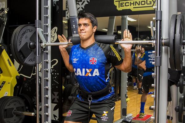 Autor do primeiro gol do Vasco no Brasileiro de 2015, Lucas suou a camisa no treinamento desta segunda