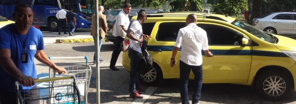 Apressado e estiloso, o colombiano evitou contato com a imprensa no aeroporto