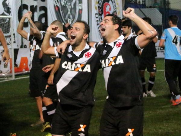 Vander Carioca comemora ao lado de Daniel Miranda