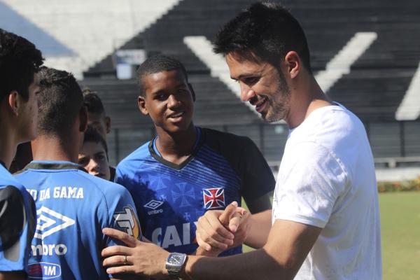 No fim da palestra, Luan brincou e tirou foto com os jovens atletas