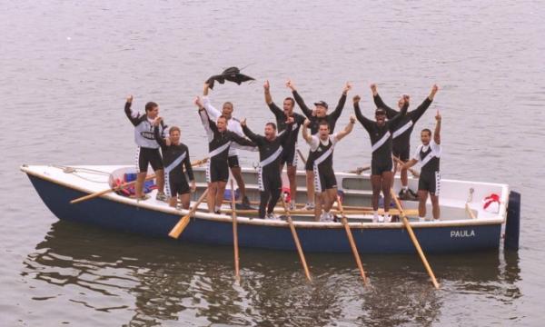 Equipe do Vasco comemora vitria na prova de escaler, na regata na Lagoa, em 1999