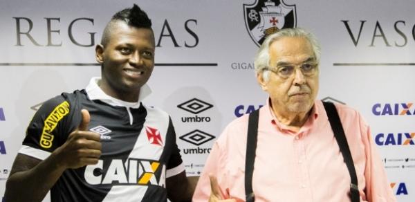 Riascos  apresentado oficialmente no Vasco pelo presidente Eurico Miranda