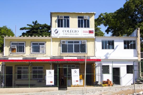 Fachada do colgio exibe parceria com o GPI