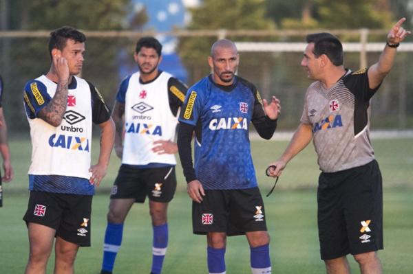 Doriva orienta jogadores durante treino na Toca da Raposa II