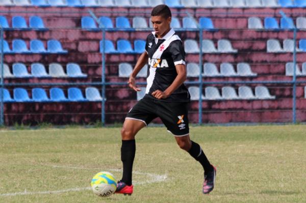 Alexandre em ao com a camisa vascana