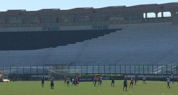 Feriado de trabalho: jogadores treinam em So Janurio depois da derrota para a Ponte
