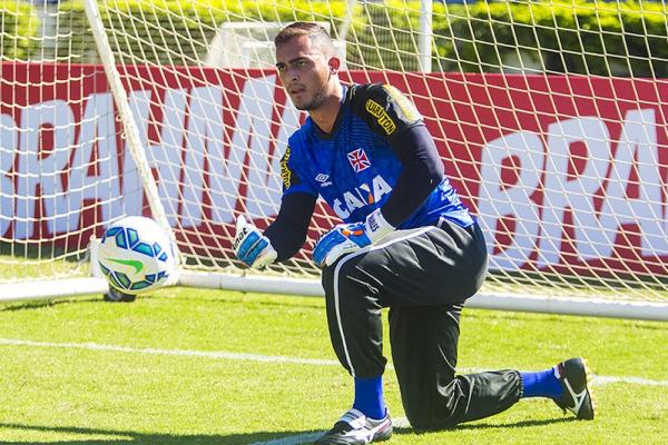 Goleiro Charles ter a misso de defender o gol cruzmaltino